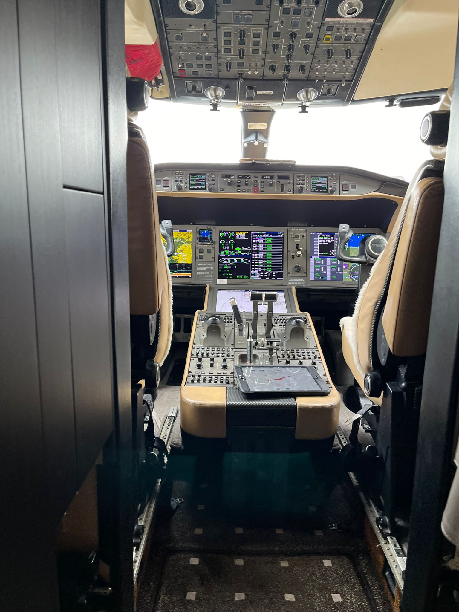 Cockpit eines Businessjets